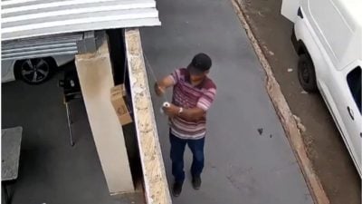 视频 | 不抛不丢，用绳慢放！ 快递员“护送”包裹进庭院爆红